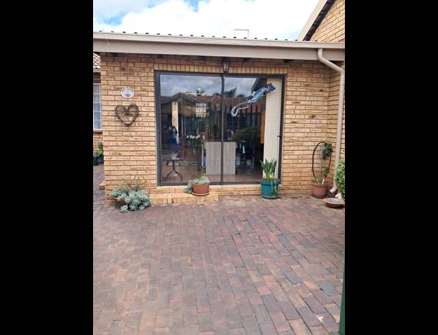 3 BEDROOM TOWNHOUSE FOR SALE IN NOORDHEUWEL
